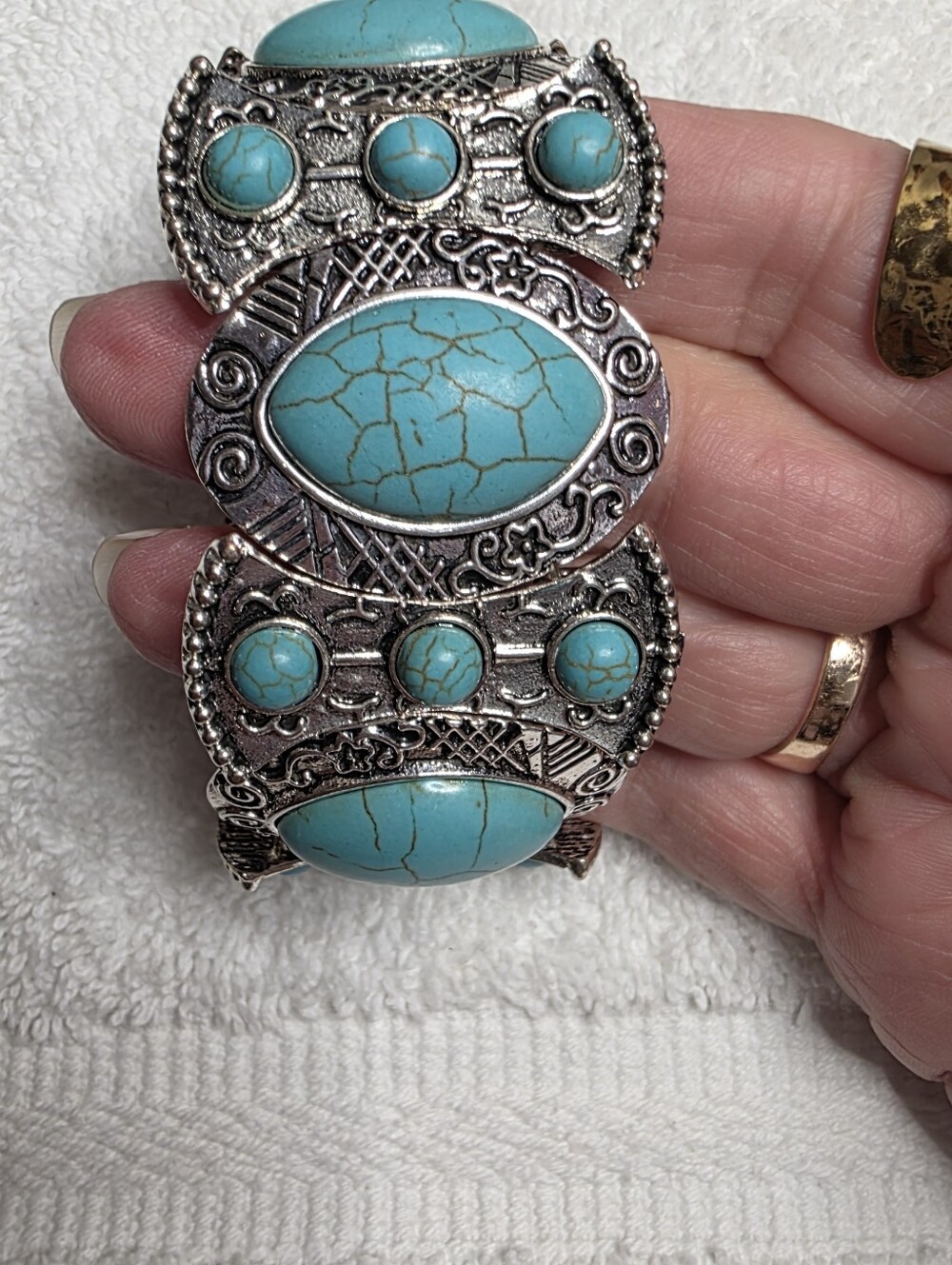 Wide Southwestern Dyed Howlite Stone Panel Stretch Bracelet Silver-Tone - Picture 3 of 6